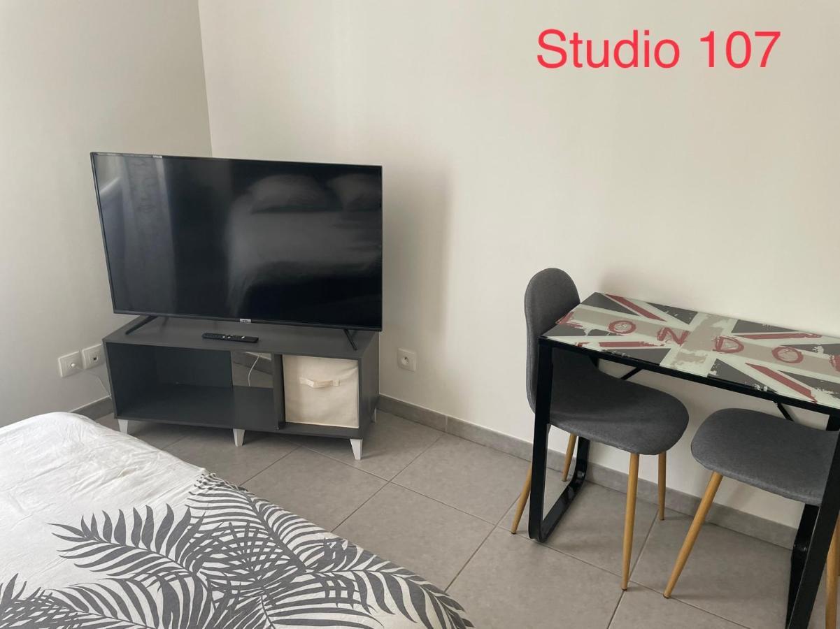 Studio A 300 M De La Gare De Mantes-La-Jolie Exterior photo